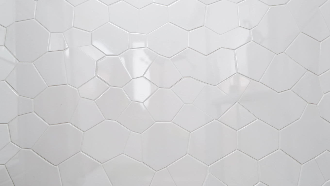 Płytki powiększające małą toaletę