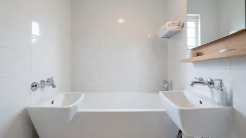 mała łazienka z wanną